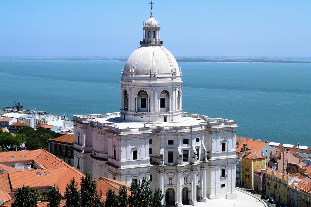 Lov'alfama, At In Lisbona
